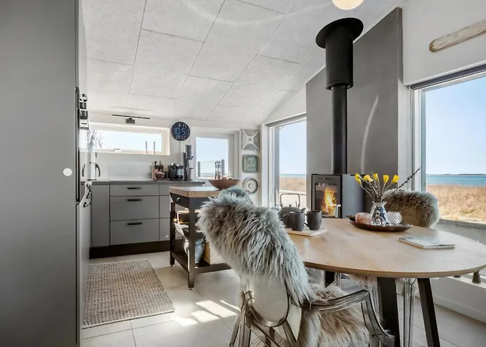 2 Bedroom Lovely In 아센스